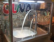 Ayran-Brunnen im Oliva City Restaurant München (©Foto:Martin Schmitz)